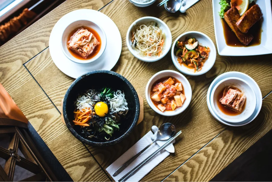 Bữa ăn truyền thống của người Hàn Quốc thường được bày trí rất cẩn thận, chỉn chu và đẹp mắt