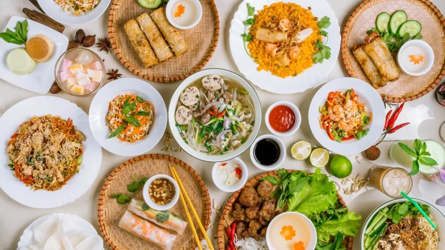 Các món ăn Việt Nam thường sử dụng nhiều loại rau thơm, gia vị tạo nên hương vị đa dạng và phong phú