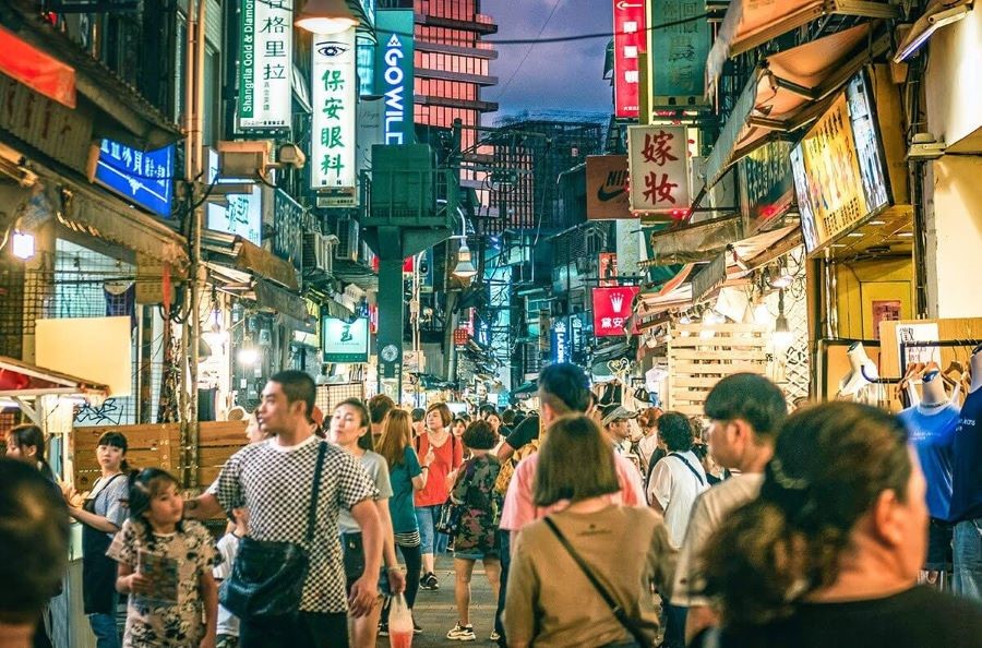 Rất nhiều du khách đã đến tham quan và mua sắm tại khu vực chợ đêm