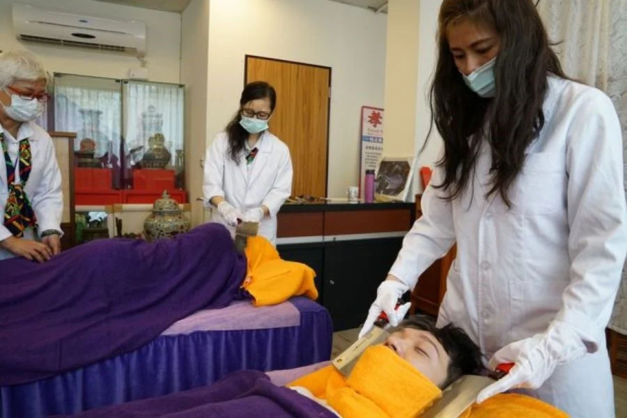 Phương pháp massage độc lạ bằng dao tại Đài Loan