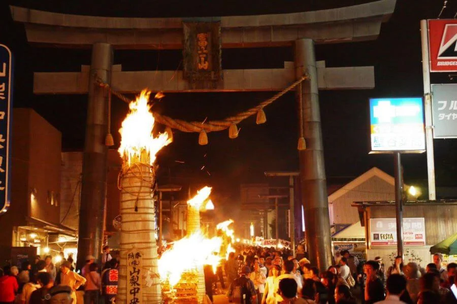 Lễ hội lửa Yoshida là một trong những lễ hội lửa nổi tiếng mà bạn không nên bỏ qua khi đi du lịch Nhật Bản