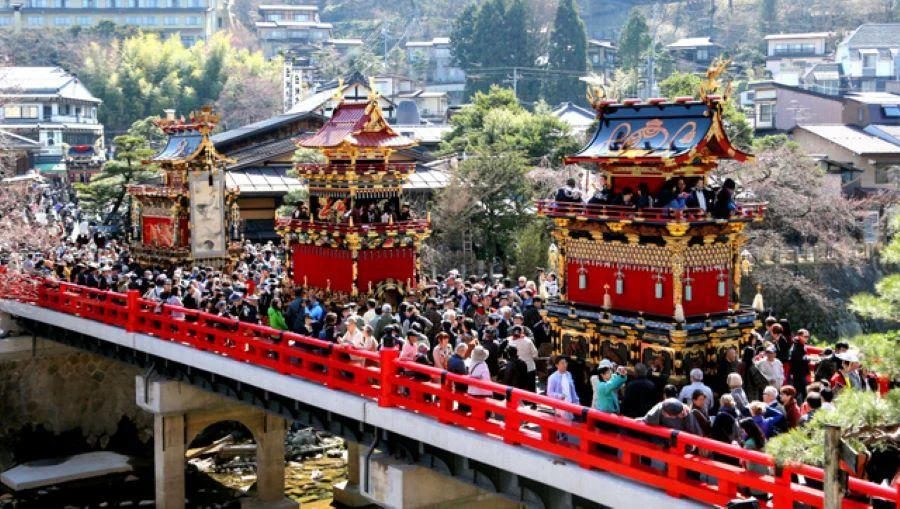 Không khí tấp nập, đông đúc tại Lễ hội rước kiệu Takayama