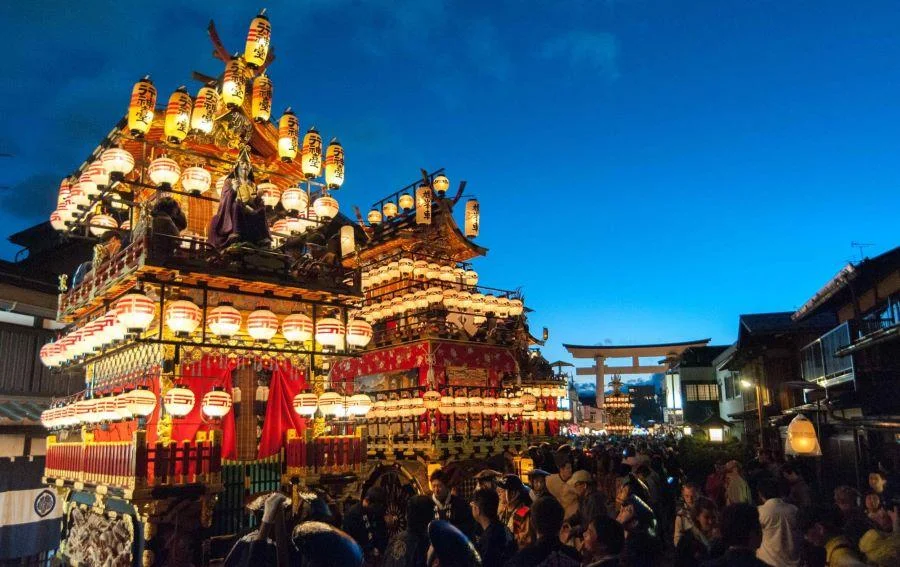 Vô số các cổ xe Yatai sẽ di chuyển xung quanh khắp thị trấn tại lễ hội rước kiệu Takayama