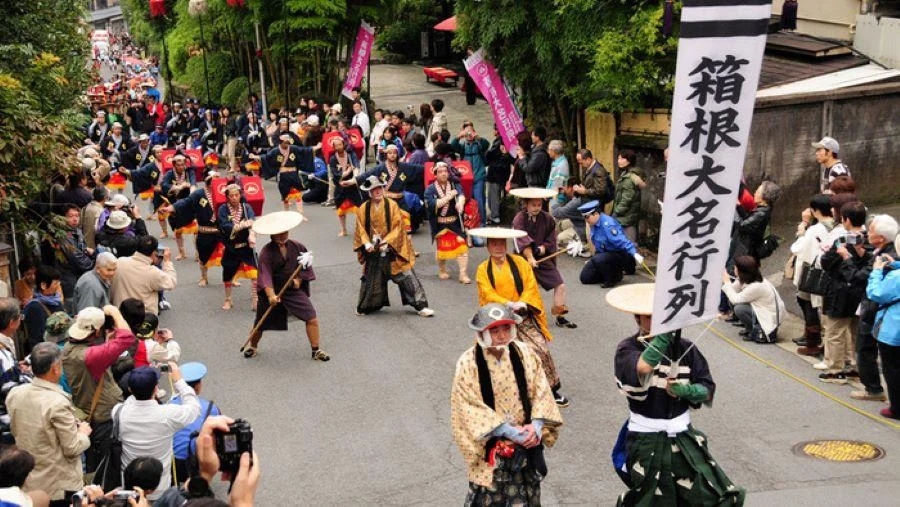 Cuộc diễu hành Daimyo Gyoretsu khởi hành đền Souji&nbsp; vào khoảng 10 giờ sáng và đi theo con đường 6km dọc theo con đường Tokaido