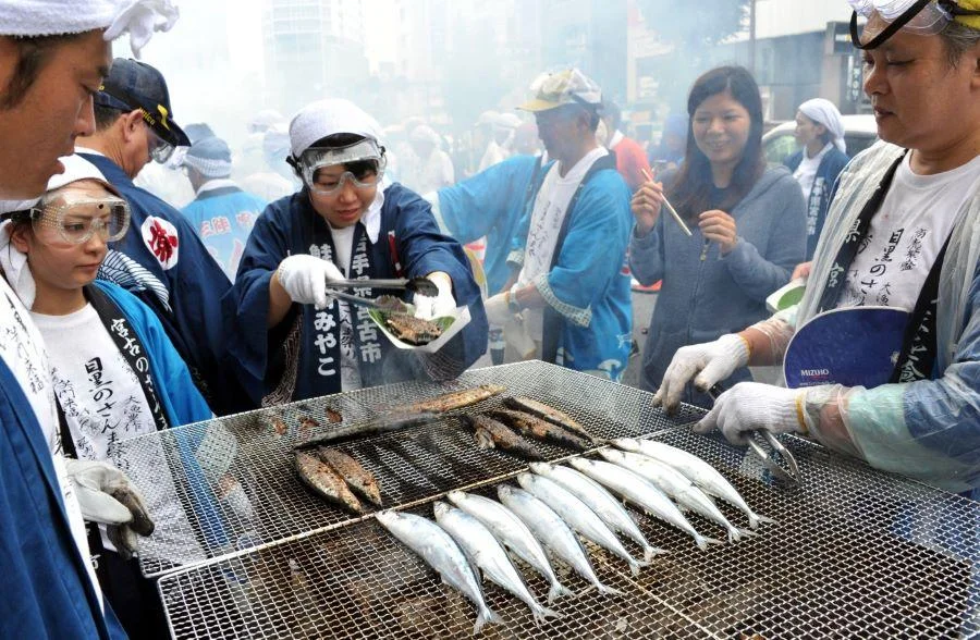 &nbsp;Gần 7000 con cá thu đao Sanma được nướng lên ngay ngoài trời trong lễ hội