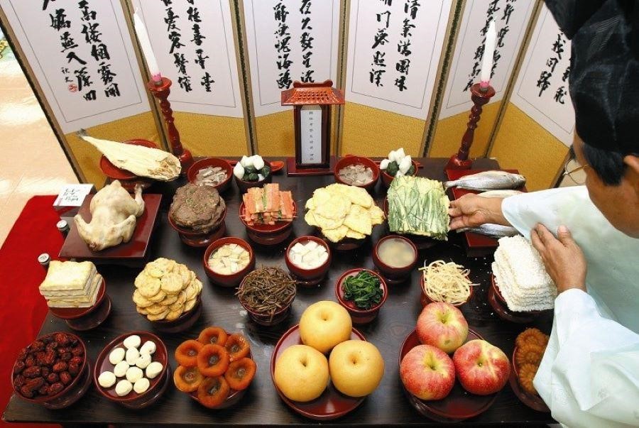 Bàn ăn được bày biện chỉnh chu trong lễ hội Chuseok ở Hàn Quốc