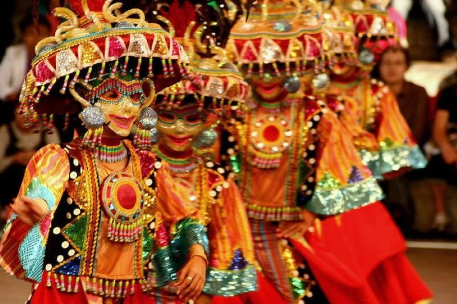 Những chiếc mặt nạ cùng các trang phục đầy màu sắc trong lễ hội múa mặt nạ Quốc Tế Adong