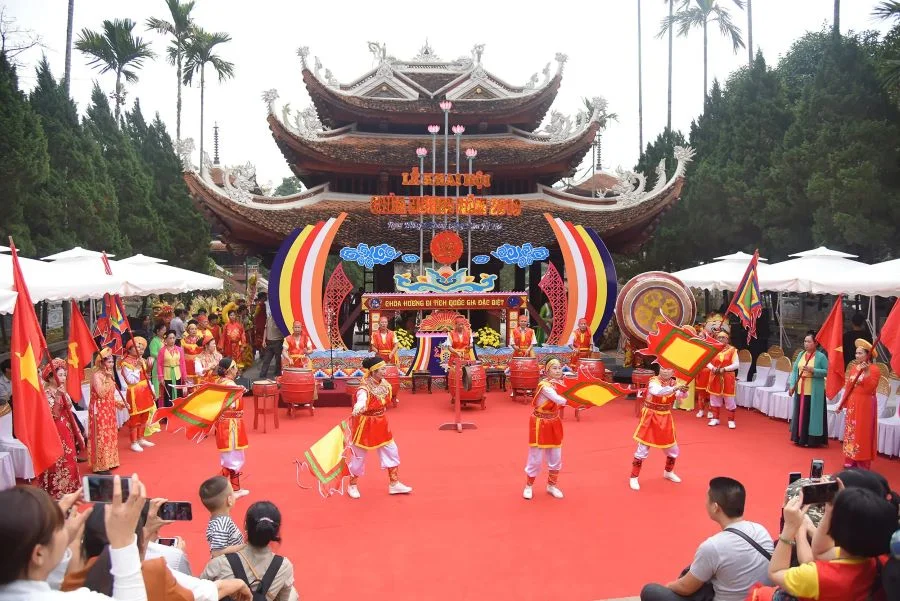 Lễ hội chùa Hương diễn ra từ ngày mùng 6 Tết Nguyên Đán đến cuối tháng 3  Âm Lịch hằng năm