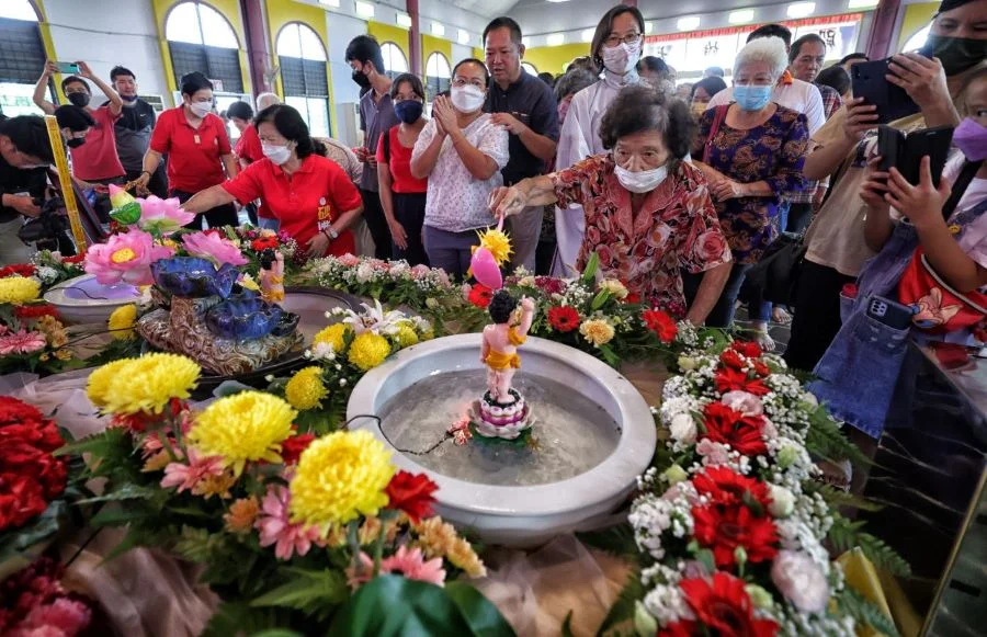 Lễ tắm cho tượng Phật cũng là một hoạt động không thể bỏ qua trong lễ hội Vesak