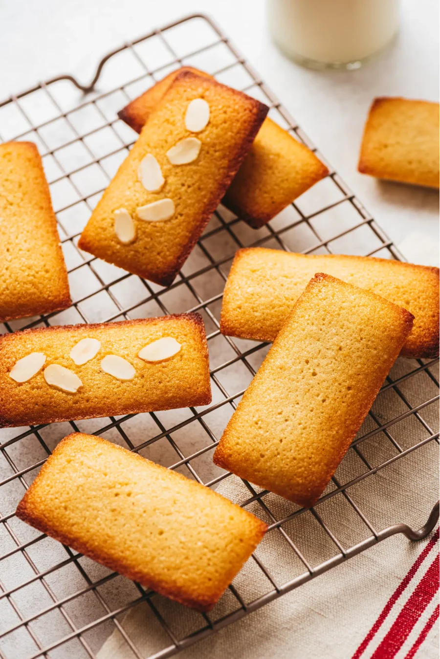 Financiers được biết đến là những chiếc bánh nhỏ nhắn hình chữ nhật với lớp vỏ vàng óng ánh