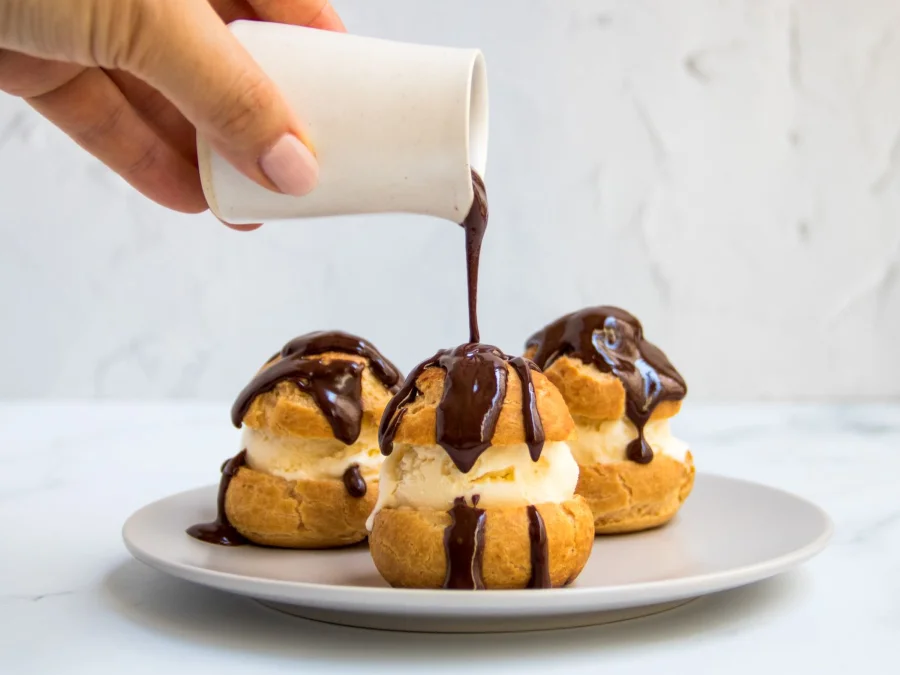 Với hình dáng tròn trịa và nhỏ nhắn, những chiếc bánh profiterole đã làm nhiều tín đồ hảo ngọt trên thế giới phải say mê