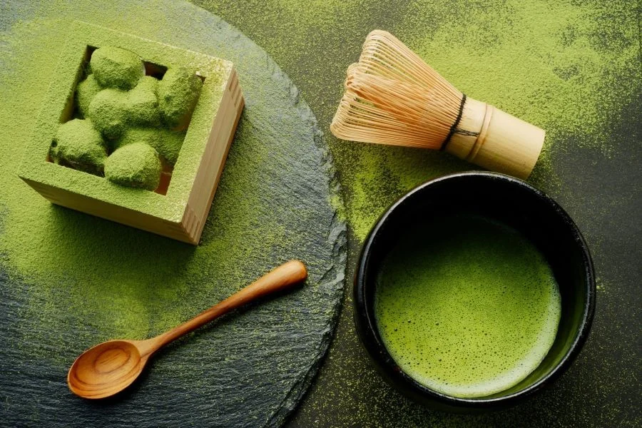 Matcha Nhật Bản đặc trưng bởi vị ngọt và vị umami, hậu vị đắng nhẹ cực kỳ dễ chịu