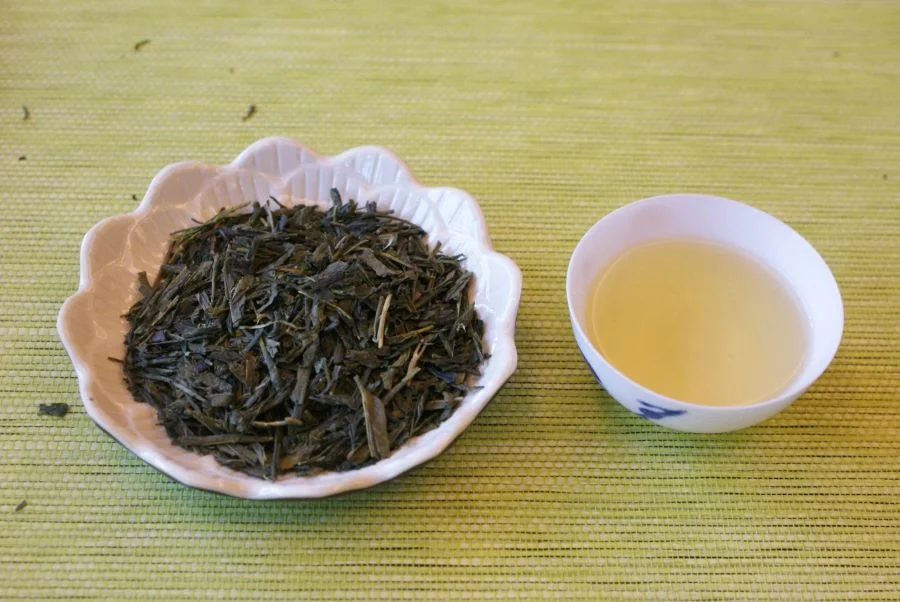  Trà Bancha có vị hơi đắng nhẹ kèm theo hương thơm nhè nhẹ đặc trưng