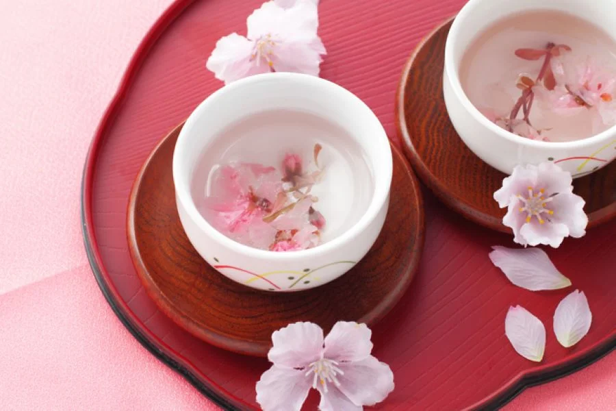 Sakuracha có vị khá giống với hồng trà, kèm thêm một chút vị mặn của những cánh anh đào muối