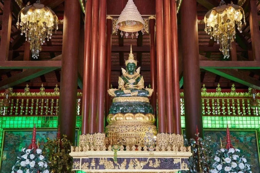 Bức tượng phật được làm từ ngọc bích nguyên khối quý hiếm