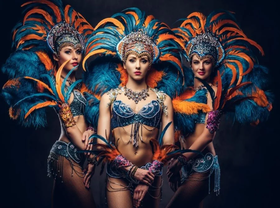 Những nghệ sĩ vô cùng lộng lẫy trong những trang phục nhiều màu sắc