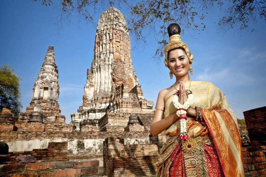 Tiếng Thái là ngôn ngữ chính thức và được sử dụng rộng rãi nhất tại xứ sở chùa Vàng