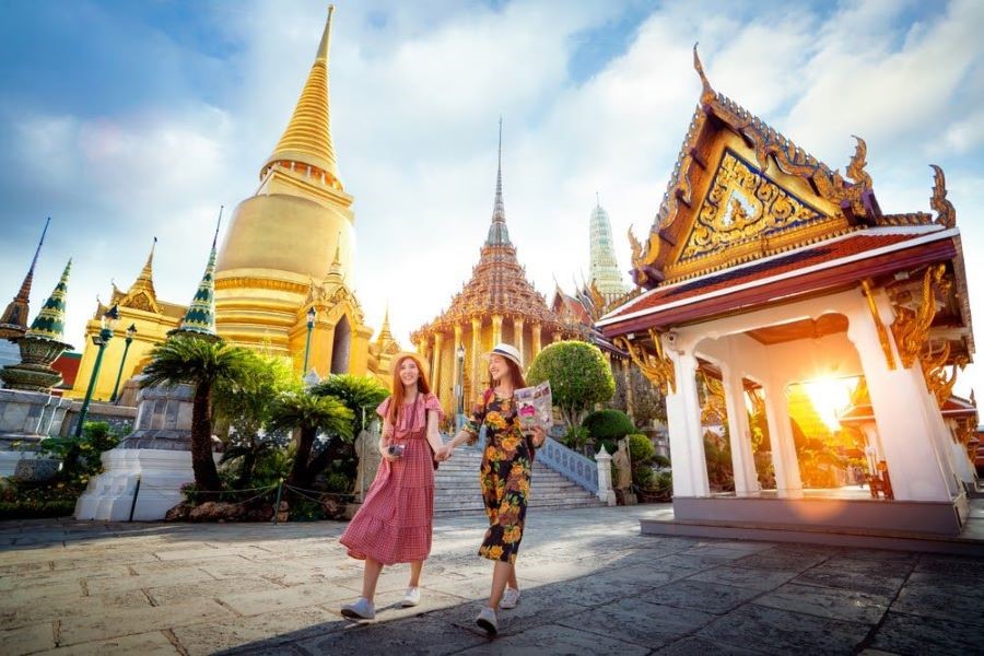 Du khách nên ăn mặc lịch sự, gọn gàng khi ghé thăm đền, chùa