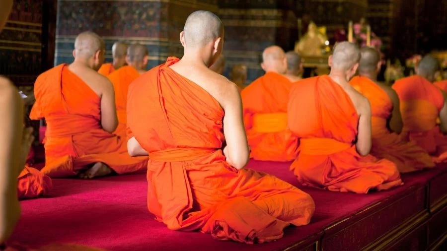 Nữ giới tuyệt đối tránh tiếp xúc gần với các nhà sư