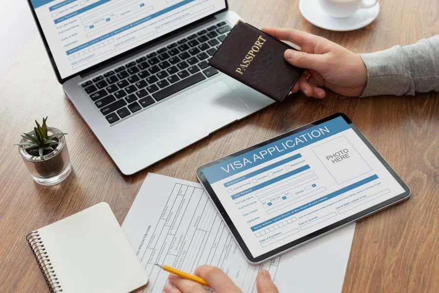 Để không làm ảnh hưởng đến chuyến du lịch nước ngoài dịp Lễ 30/04 - 01/05 thì bạn nên chuẩn bị càng sớm càng tốt