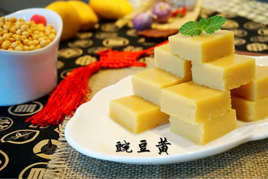Bánh đậu vàng không chỉ thu hút thực khách bởi màu sắc vàng ươm bắt mắt mà còn bởi hương vị ngọt ngào, thanh mát