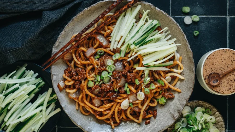 Mì tương đen Bắc Kinh nổi tiếng như một nét đặc trưng của văn hóa ẩm thực nơi đây