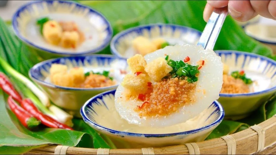 Bánh bèo Huế thường được ăn kèm với da heo chiên giòn