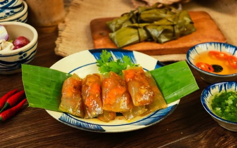 Bánh bột lọc trong suốt để lộ phần tôm đỏ gạch đẹp mắt và ngon miệng