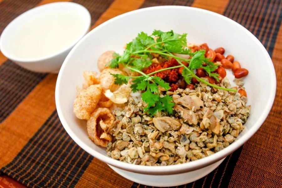 Cơm hến là một món ăn tuy mộc mạc và dân dã nhưng lại có sức hút riêng