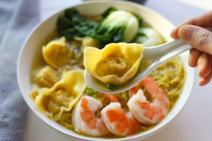 Đây là món ăn có sự kết hợp độc đáo giữa bánh hoành thánh và mì sợi