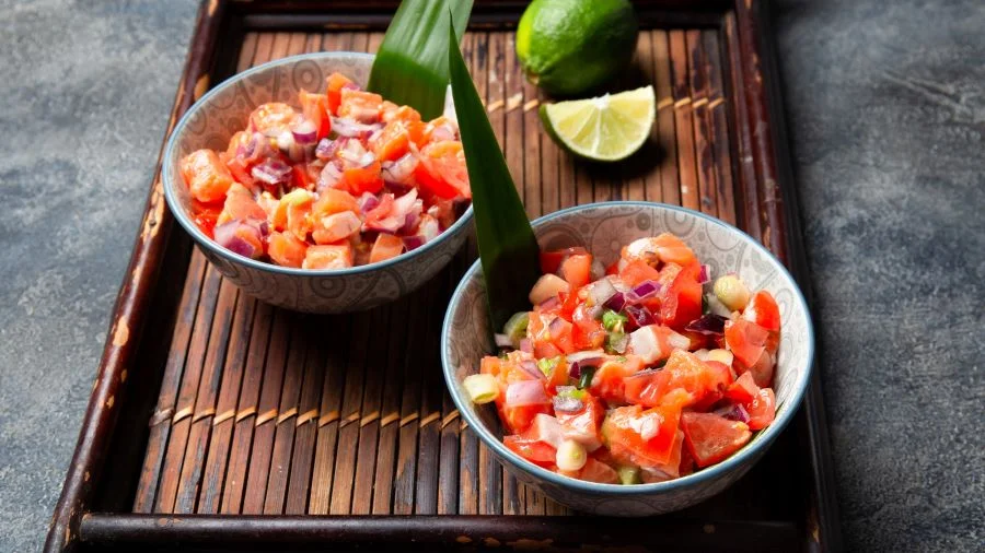 Lomi-Lomi - một món salad cá hồi sống đầy màu sắc và hương vị