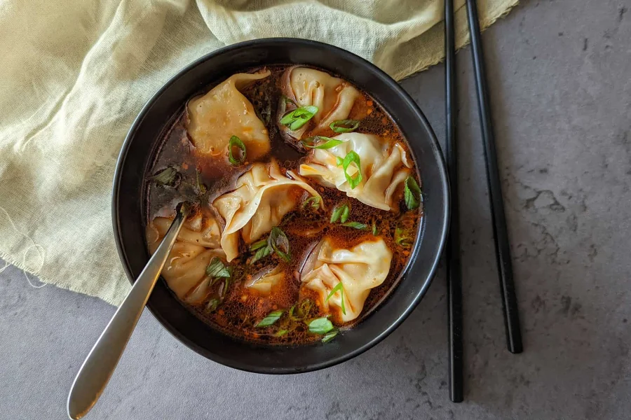 Bánh bao nước thịt chua là sự kết hợp hoàn hảo giữa vị béo ngậy của nhân thịt, vị chua thanh của súp và hương thơm nồng nàn của các loại gia vị