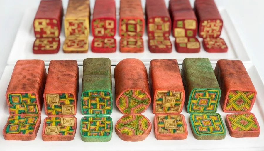 Bánh Kek Lapis Sarawak là một loại bánh ngàn lớp, đầy màu sắc, trông cực kỳ hấp dẫn 