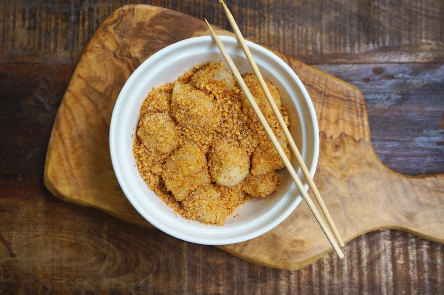 Bánh Muah Chee về cơ bản được xem như là phiên bản của bánh mochi Nhật Bản