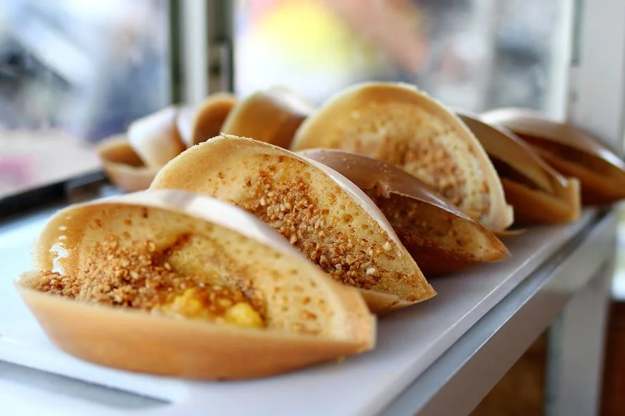 Bánh Apam Balik còn được biết đến với cái tên là “bánh kếp đậu phộng”