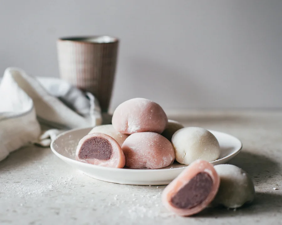 Chapssaltteok là một loại bánh gạo nếp dẻo, thường được làm với hình tròn hoặc hình bầu dục