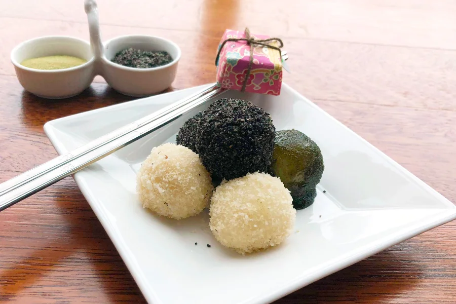 Gyeongdan là một loại bánh truyền thống của Hàn Quốc mang hình dáng tròn trịa như những viên ngọc