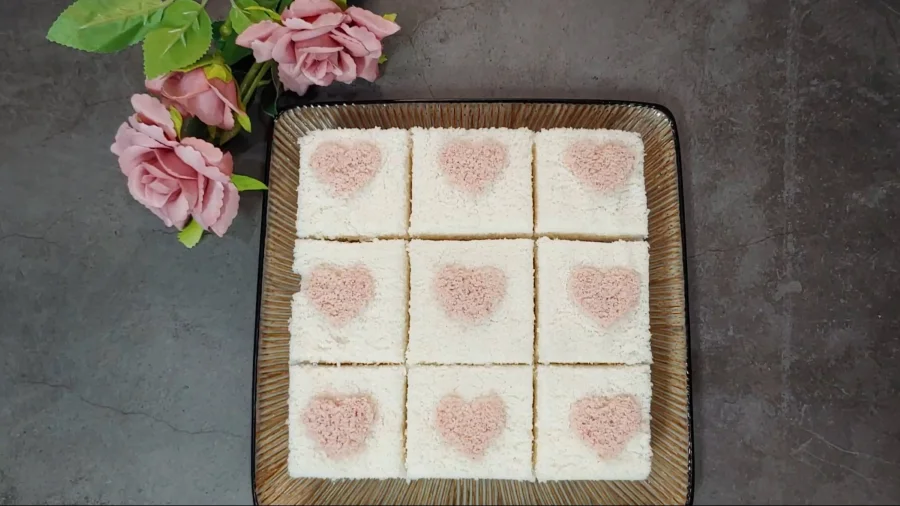 Bánh Baekseolgi có màu trắng muốt, mềm xốp và mang hương vị ngọt dịu, thanh mát