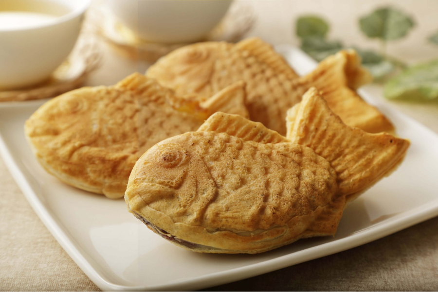 Hình dáng chiếc bánh được tạo hình giống như một chú cá chép vàng óng, mang ý nghĩa may mắn và thịnh vượng