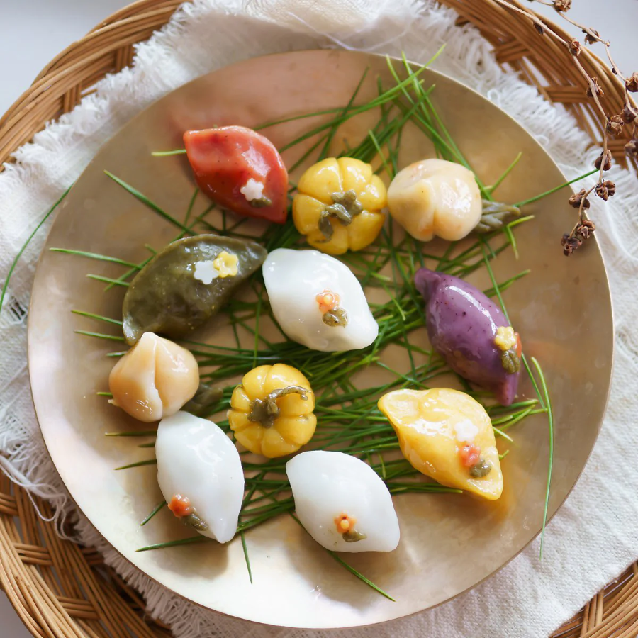 Songpyeon là một loại bánh gạo nếp hình bán nguyệt, thường được làm vào dịp lễ Chuseok