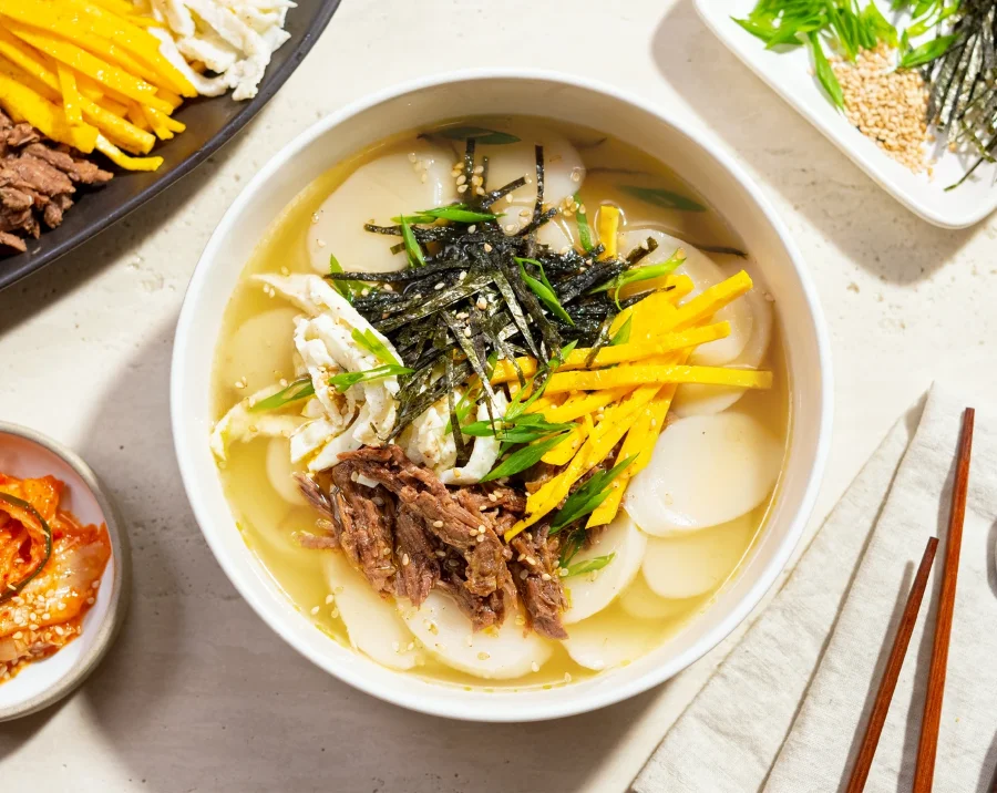 Tteokguk, món canh bánh gạo, là linh hồn của Tết Nguyên Đán Hàn Quốc