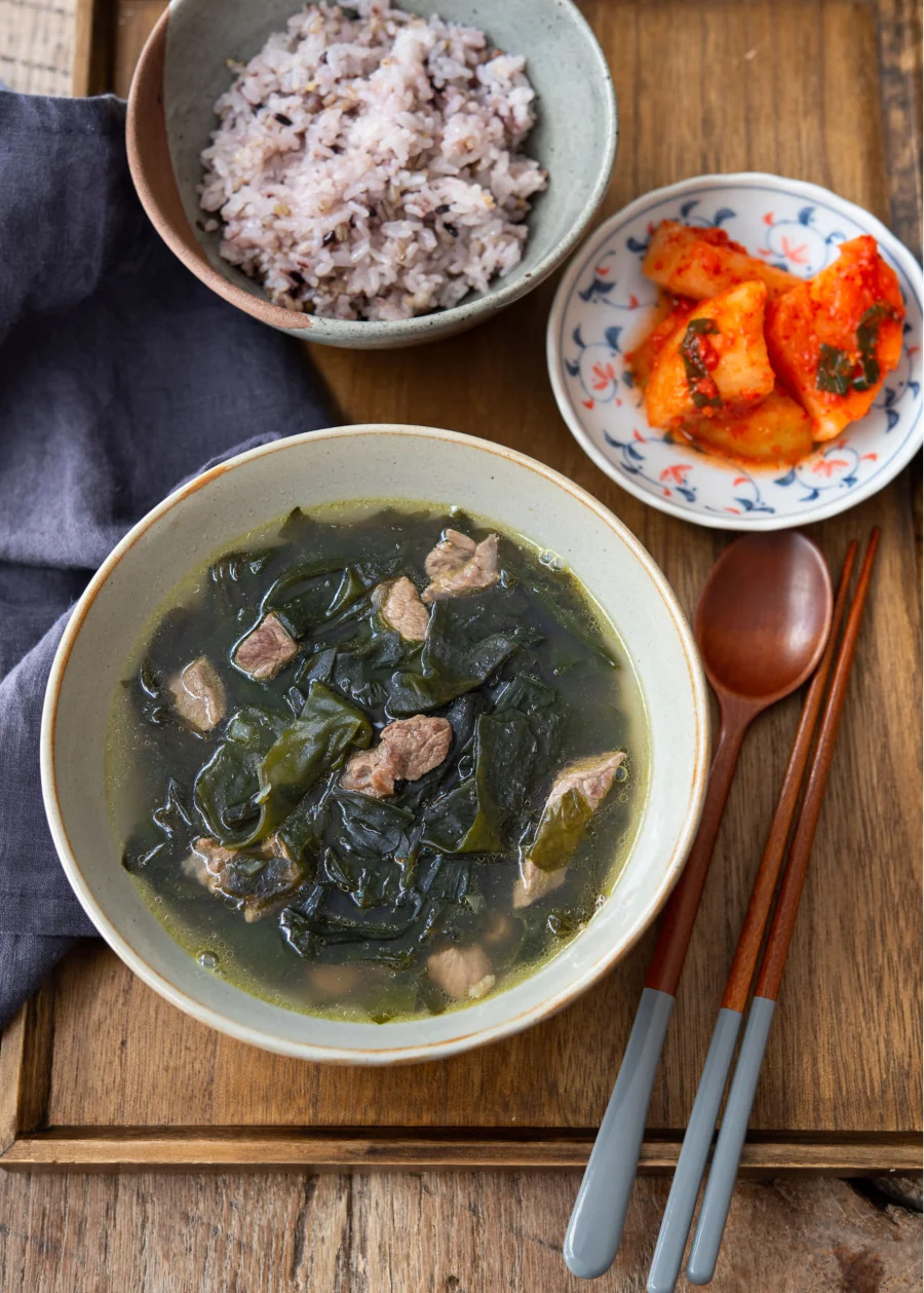 Miyeokguk, món canh rong biển, là một biểu tượng ẩm thực không thể thiếu trong văn hóa ẩm thực Hàn Quốc