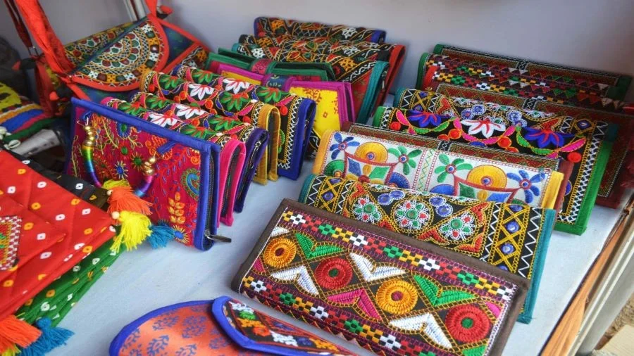 Tậu ngay một vài món đồ thủ công thêu Kutch lấp lánh để làm quà bạn nhé!