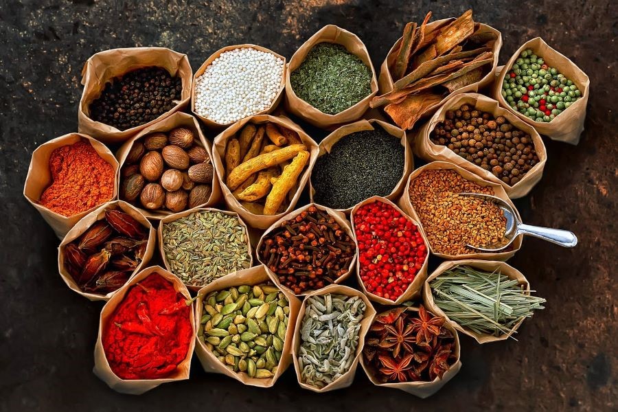Các món ăn của Ấn Độ là sự tổng hòa của rất nhiều loại gia vị như cà ri, ớt, masala,...