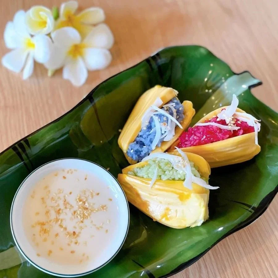Xôi sau khi hấp được nhồi vào trong những miếng mít thơm lừng, ngọt lịm, vàng ươm 