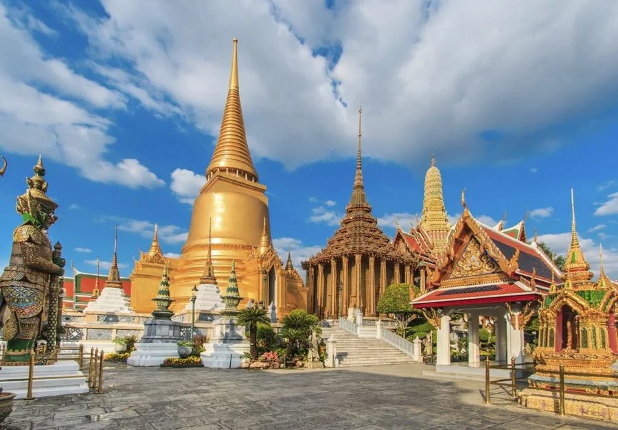 Ghé thăm Wat Phra Kaew để chiêm ngưỡng quốc bảo Thái Lan