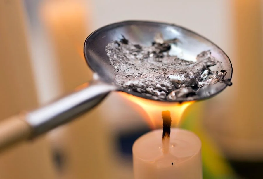 Người Đức đoán vận may năm mới bằng cách đun nóng mẩu chì trên lửa