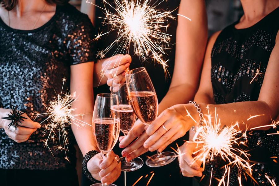 Người Pháp dùng rượu để chào đón năm mới