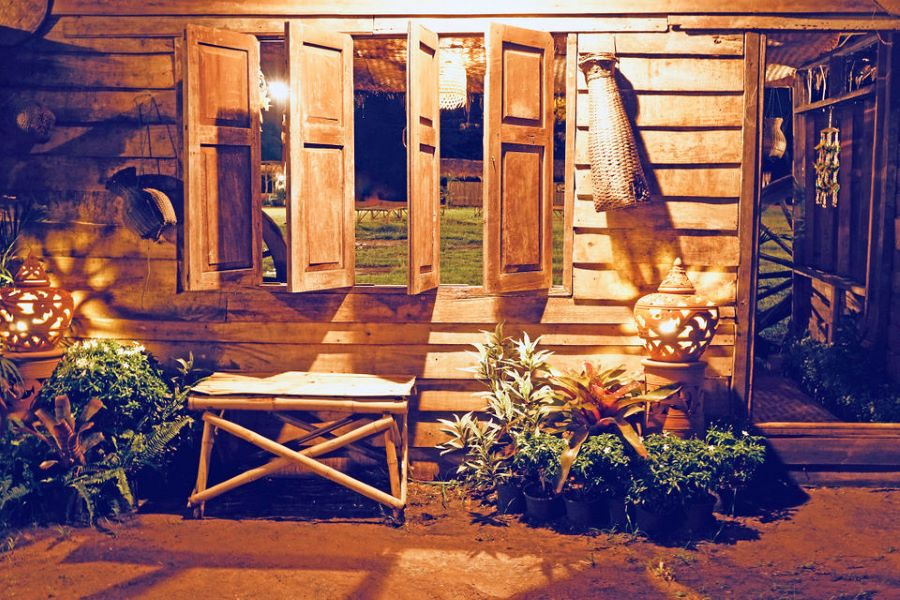 Người Anh mở cánh cửa sau nhà để tống tiễn những điều xui xẻo của năm cũ