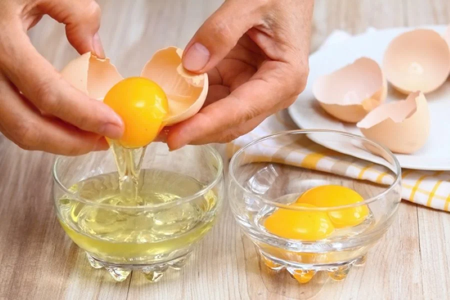 Phong tục thả lòng trắng trứng gà vào nước có ý nghĩa khá độc đáo và thú vị